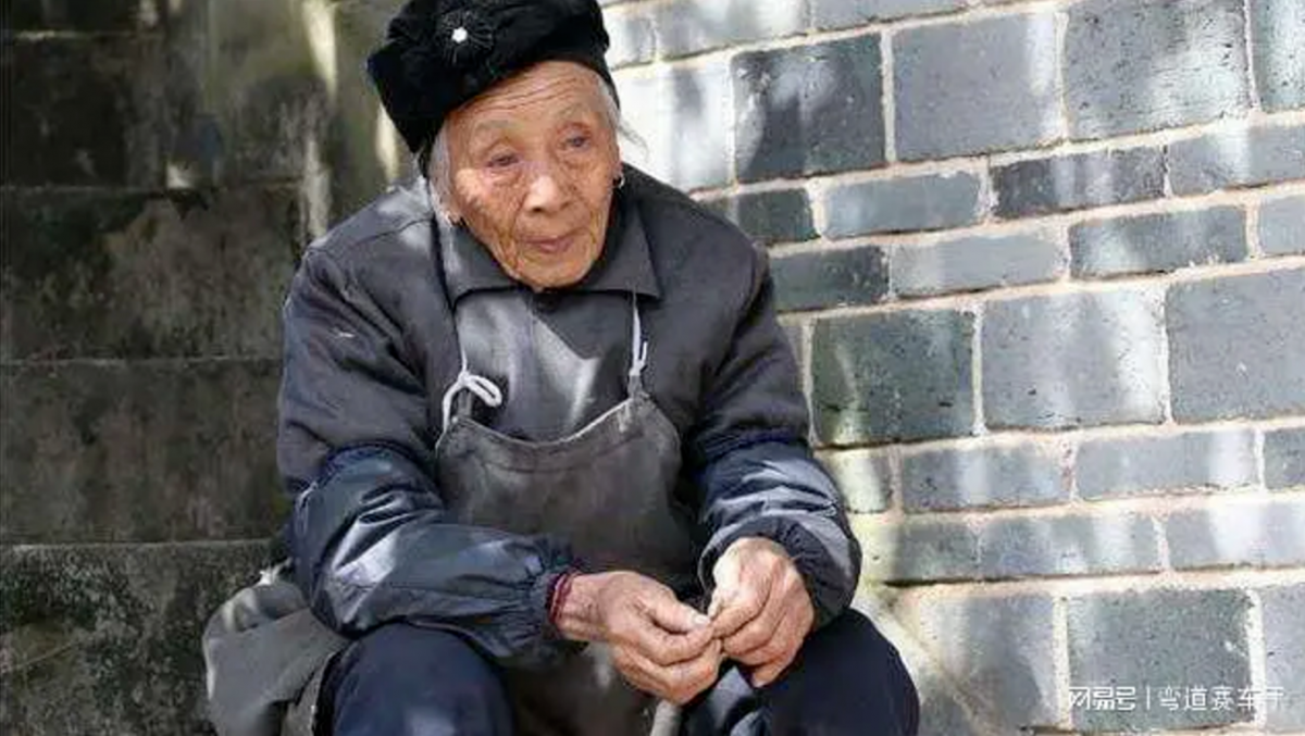 Cụ bà Lâm, sống tại Giang Tô, thọ 106 tuổi.
