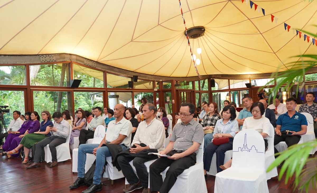 Các đại biểu tại cuộc họp báo tổng kết dự án "Chia sẻ và gìn giữ di sản Việt Nam".