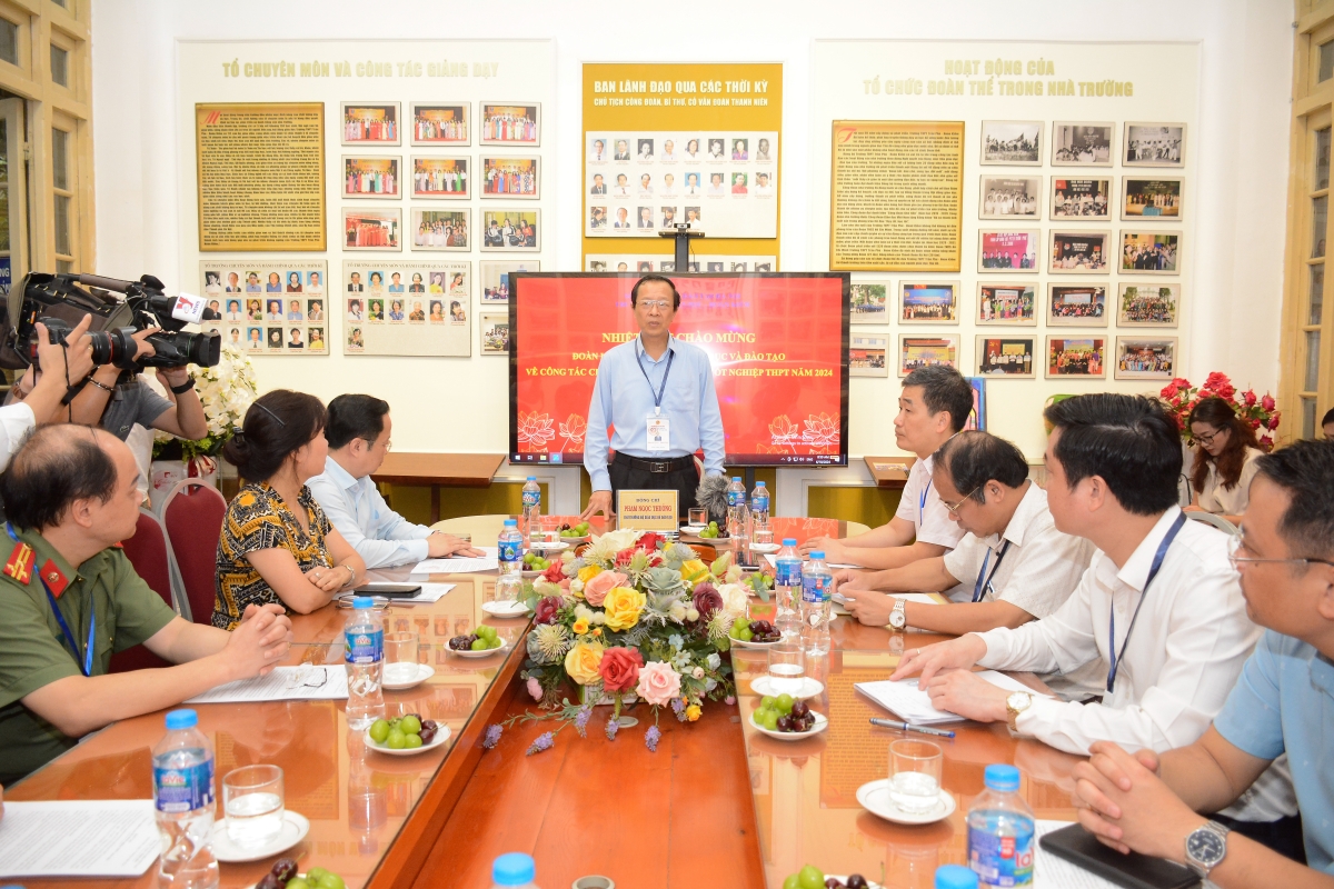 Đoàn kiểm tra công tác chuẩn bị thi tại Trường THPT Trần Phú, quận Hoàn Kiếm
