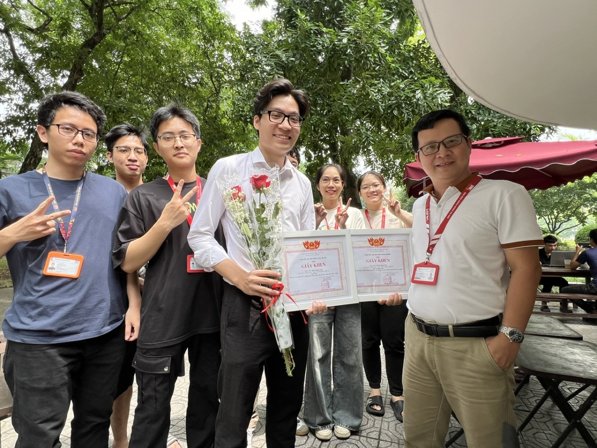TS Nguyễn Việt Dũng, giảng viên trường Điện - Điện tử, ĐH Bách khoa Hà Nội và những học trò của mình chung vui cùng Đỗ Hoàng Khôi