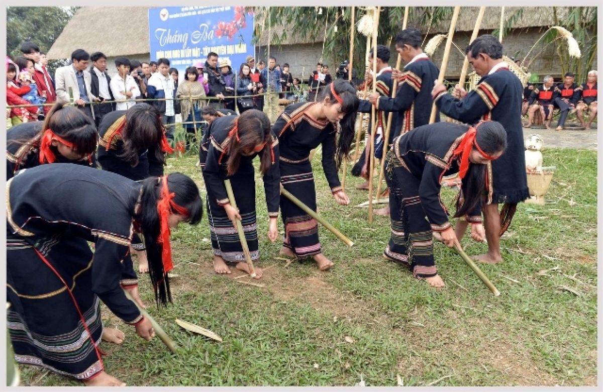 Du khách có cơ hội trải nghiệm những điệu dân ca, dân vũ đặc trưng của đồng bào các dân tộc