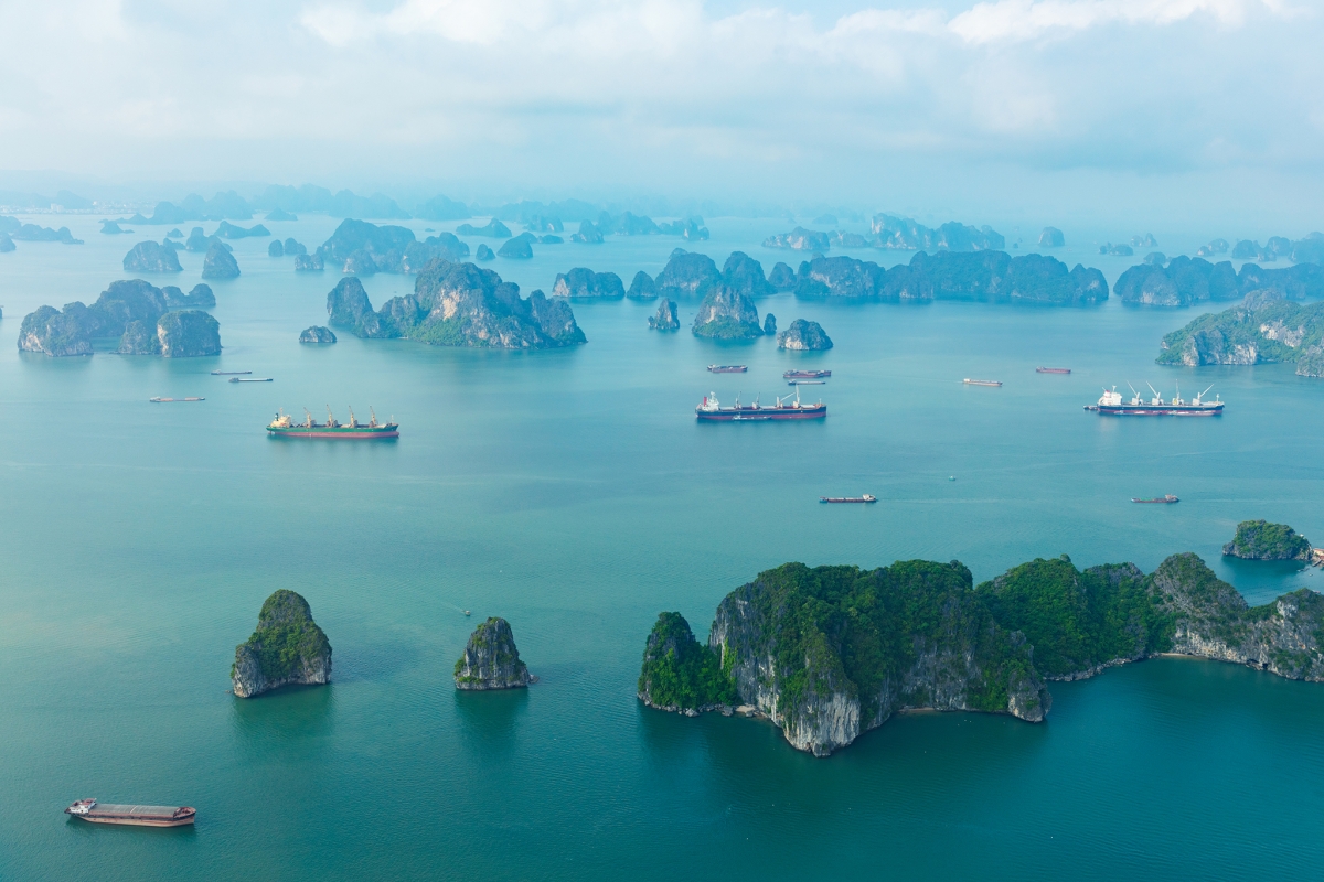 Ngoài ra du khách còn được lượn qua khu vực đảo Cát Bà và ngắm khu vực đảo Cát Bà từ xa