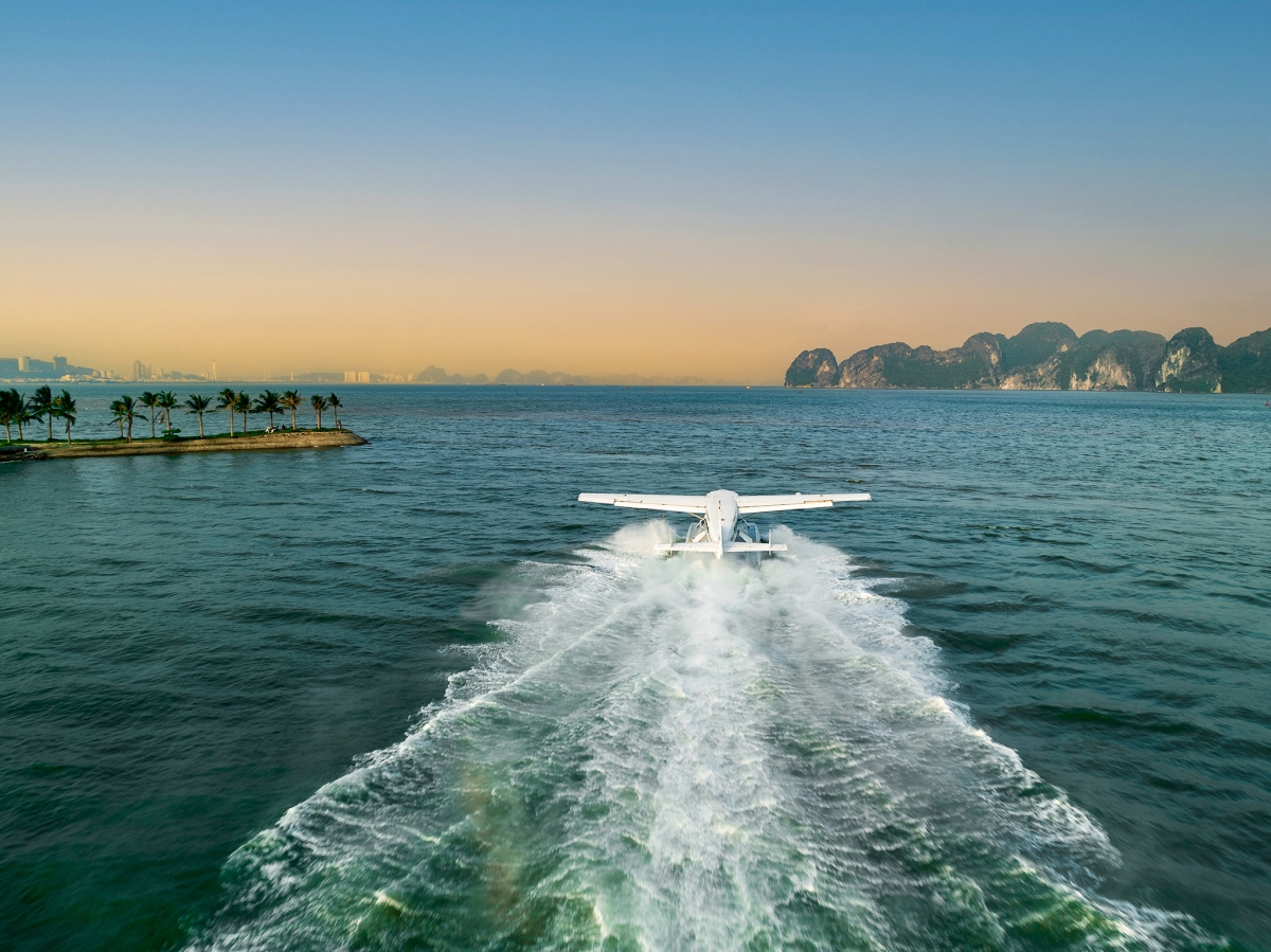 Chuyến bay ngắm cảnh dài 25 phút mang đến một tầm nhìn hoàn toàn khác biệt so với ngắm cảnh từ mặt nước.