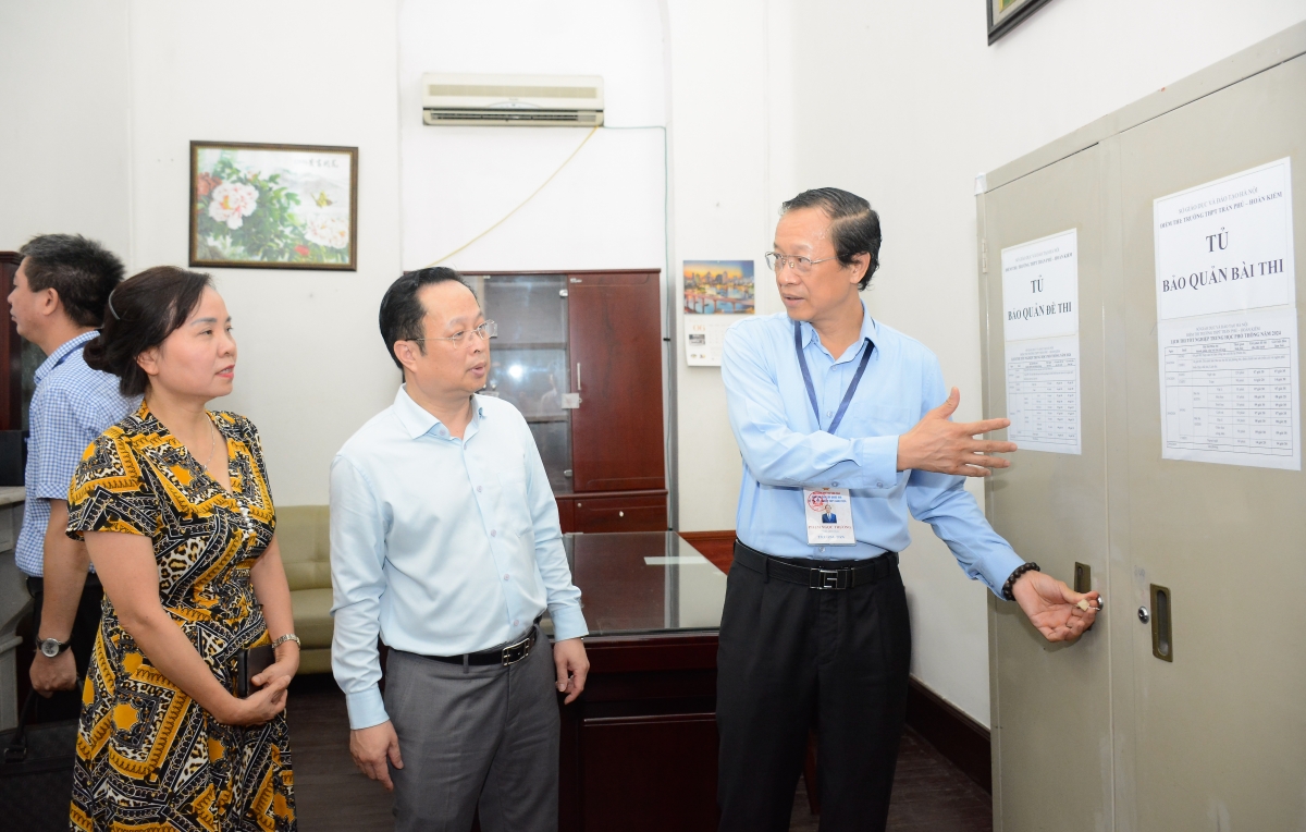 Thứ trưởng Bộ GD-ĐT Phạm Ngọc Thưởng kiểm tra tủ bảo quản bài thi tại điểm thi