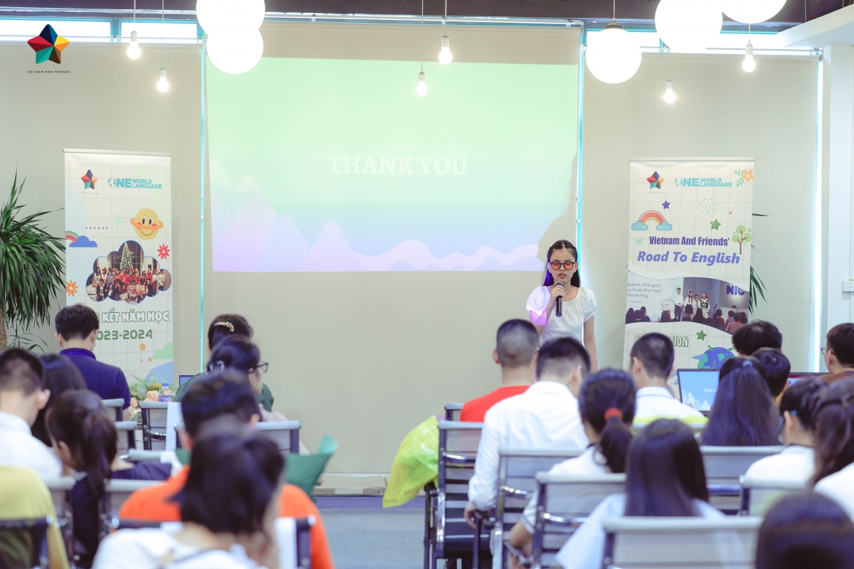 Một thí sinh khiếm thị trình bày bài thi hùng biện bằng Tiếng Anh