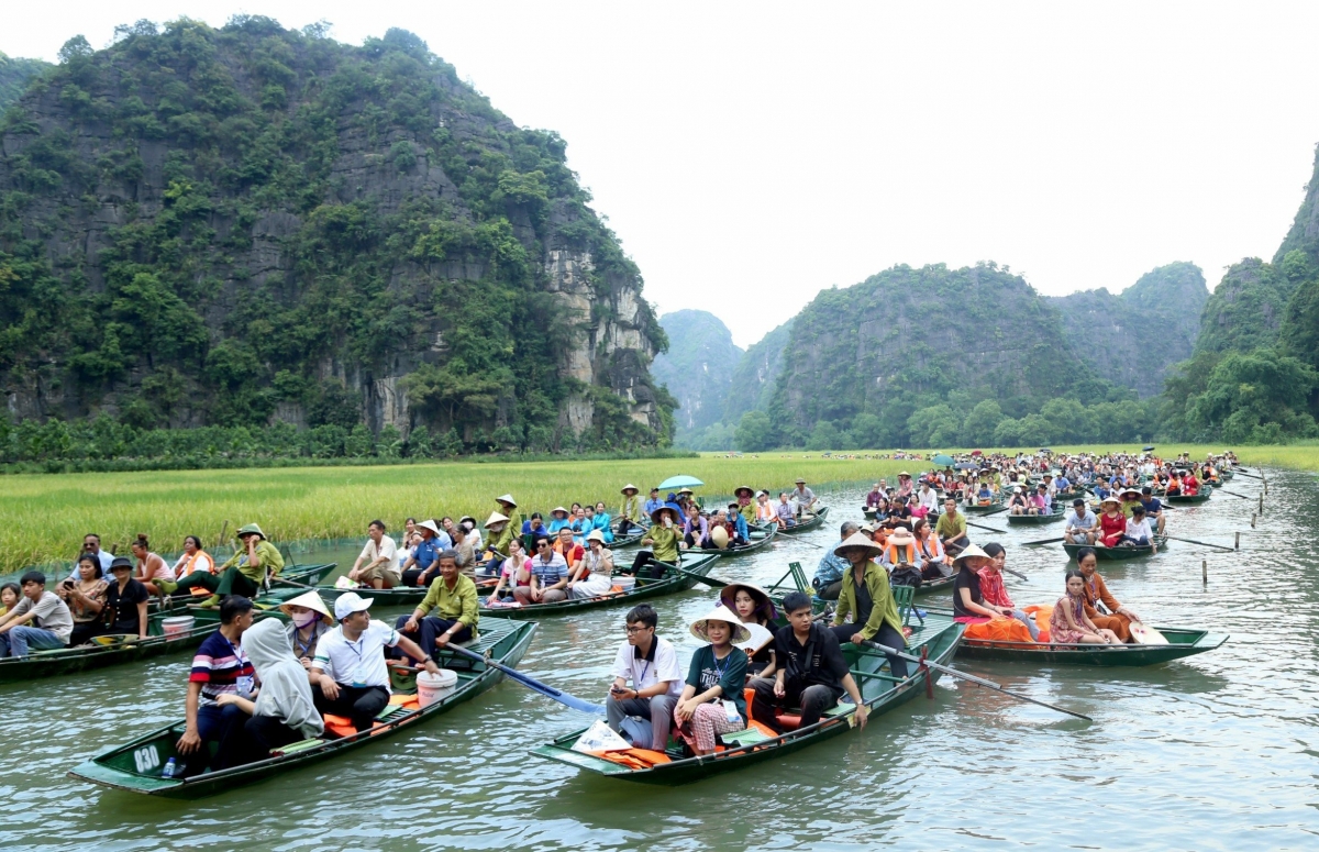 Rất đông du khách đến tham dự Tuần Du lịch Ninh Bình 2024. Ảnh: Minh Đường