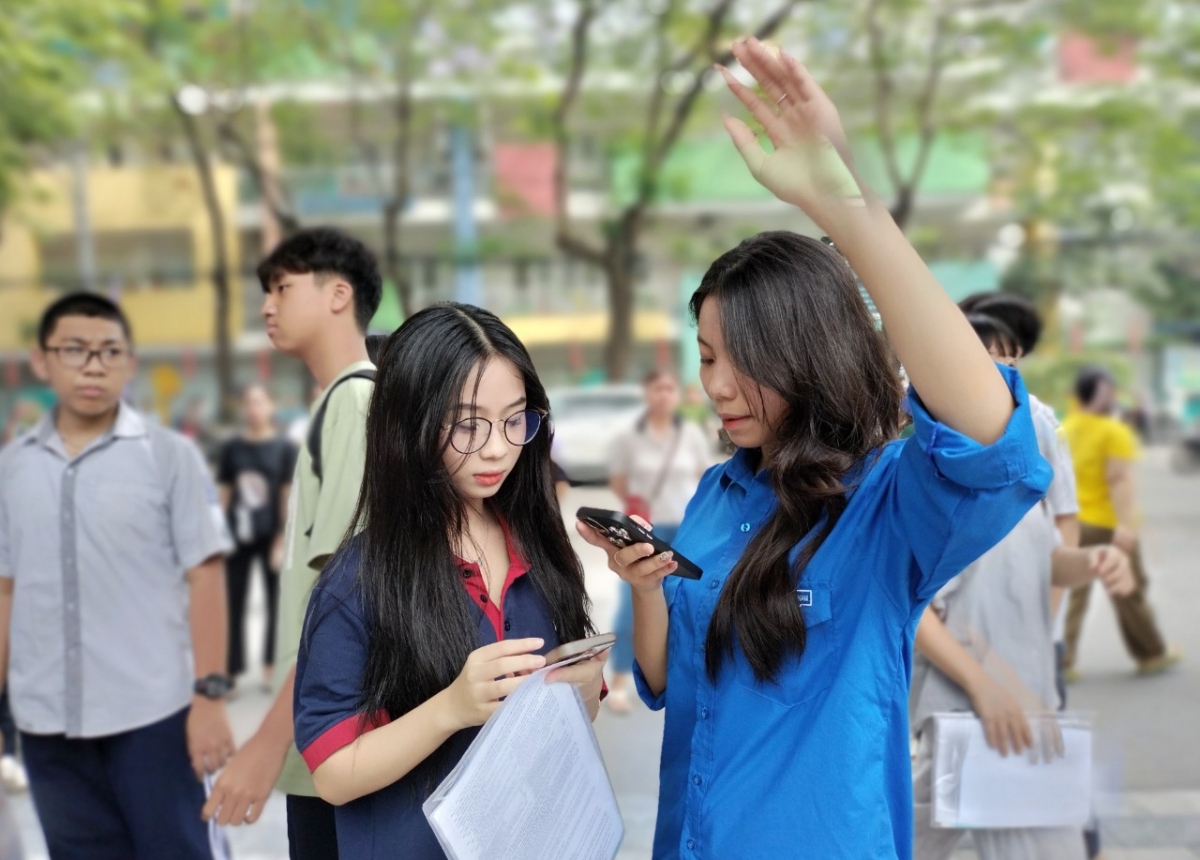 Đội "tiếp sức mùa thi" hỗ trợ thí sinh tại điểm thi THCS Kim Giang 