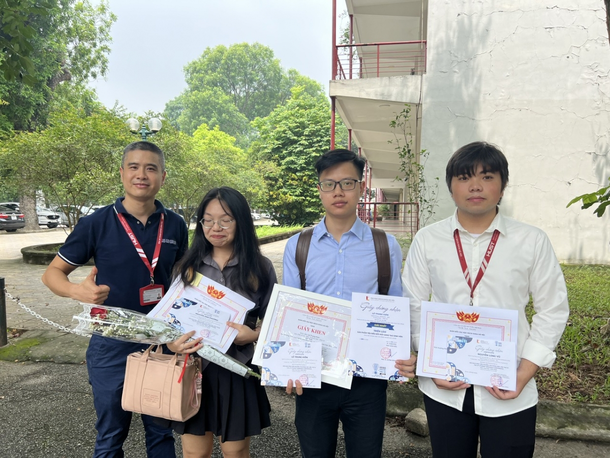 TS Hán Trọng Thanh – Giảng viên Trường Điện – Điện tử và nhóm sinh viên đạt giải Nhất Cuộc thi sinh viên nghiên cứu khoa học