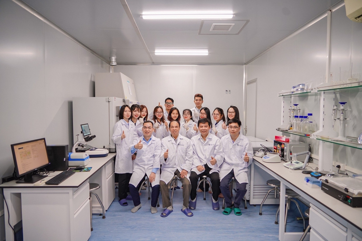 GS.TS Nguyễn Đức Thuận (người ngồi giữa ) – cha đẻ của ngành Kĩ thuật y sinh ở Việt Nam – tham gia giảng dạy chương trình.