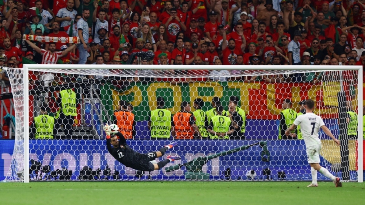 Thủ thành Diogo Meireles Costa trở thành người hùng khi đẩy 3 cú sút luân lưu liên tiếp của Slovenia (Ảnh: Reuters).