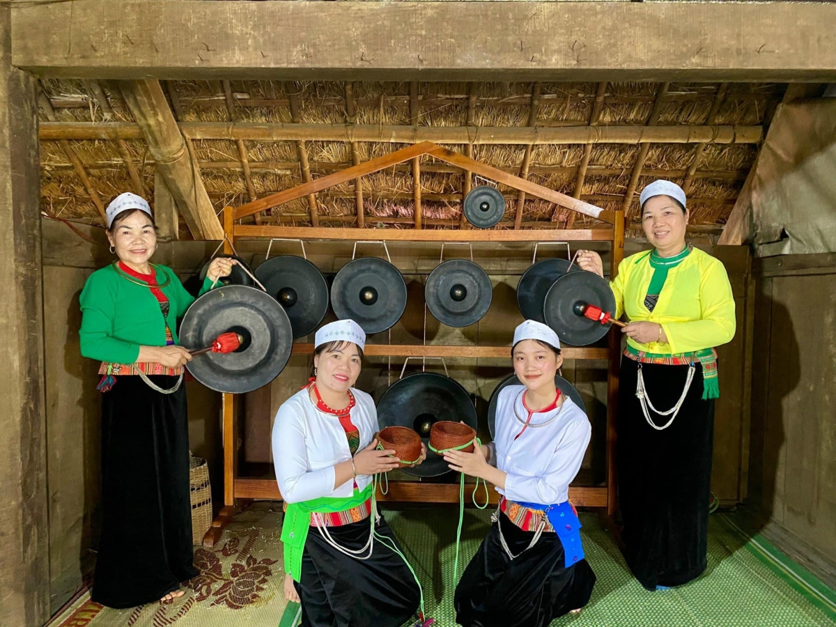Đội cồng chiêng xóm Ải