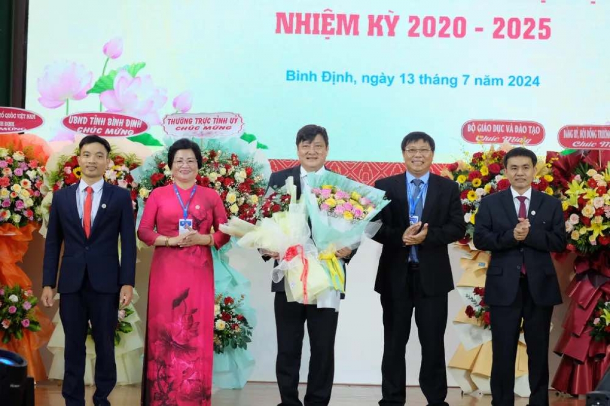 Tặng hoa tri ân PGS.TS Đỗ Ngọc Mỹ - nguyên Hiệu trưởng Trường Đại học Quy Nhơn.