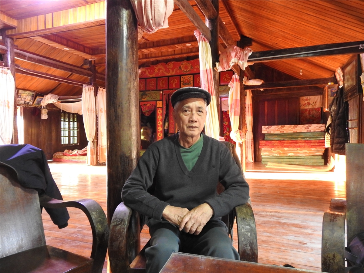 Ông Dương Công Chài trong căn nhà cổ gần trăm tuổi của gia đình