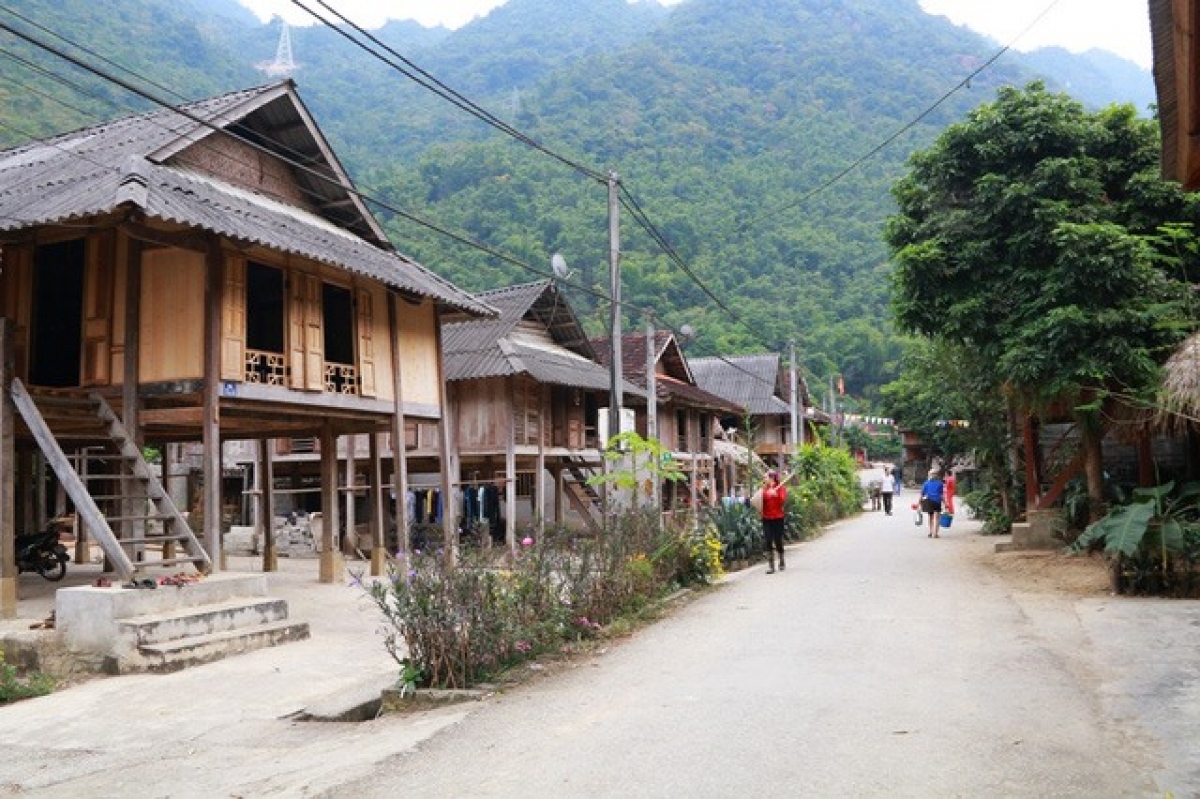 Khung cảnh bình yên của xóm Ải cùng những nếp nhà sàn truyền thống