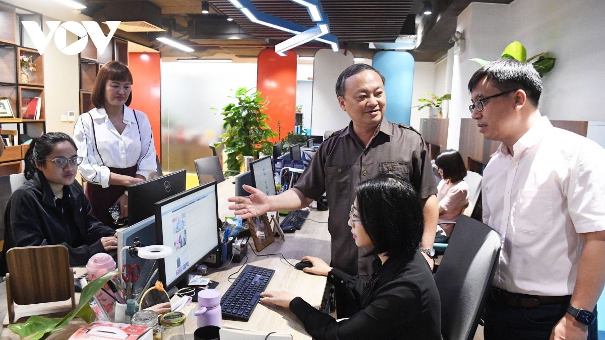 Nhà báo Ngô Thiệu Phong, Tổng Biên tập Báo Điện tử VOV báo cáo công tác sản xuất tin bài với Tổng Giám đốc Đỗ Tiến Sỹ