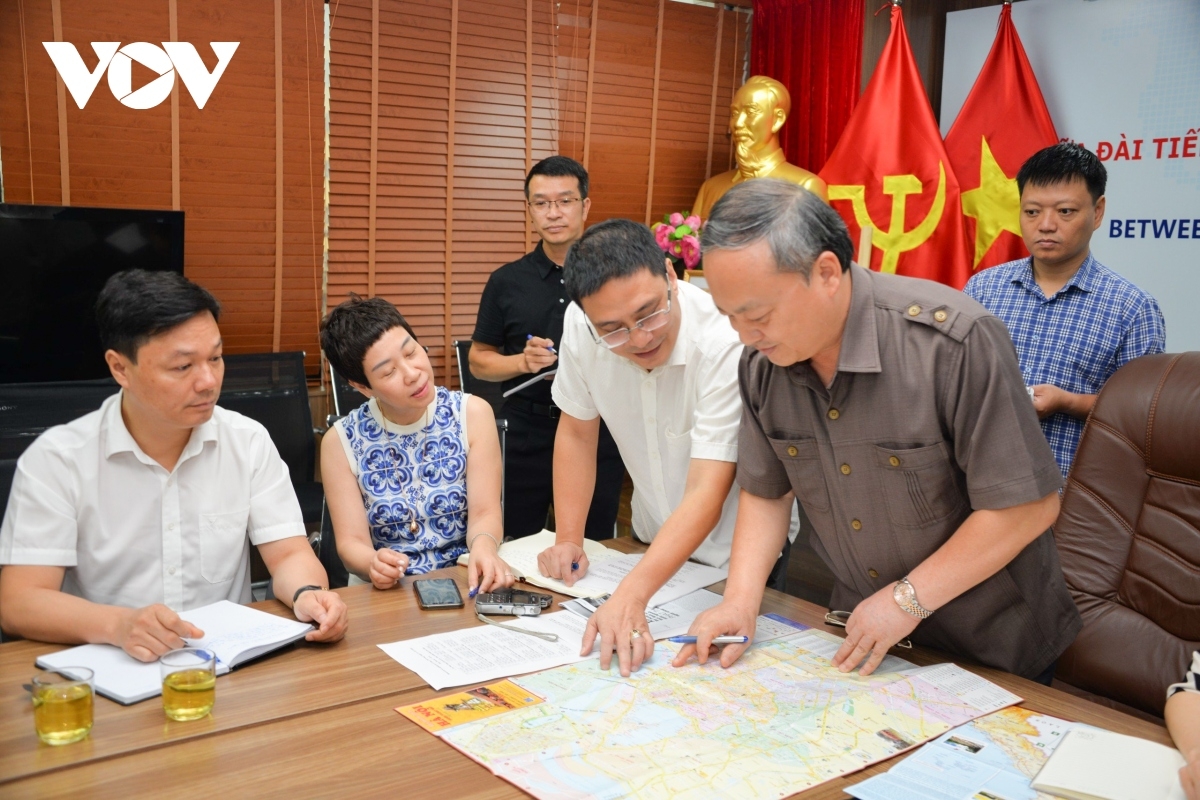 Tổng Giám đốc Đỗ Tiến Sỹ kiểm tra các phương án và kế hoạch tương thuật trực tiếp, các phương án bố trí ê-kíp phóng viên trên các tuyến đường của ban Thời sự