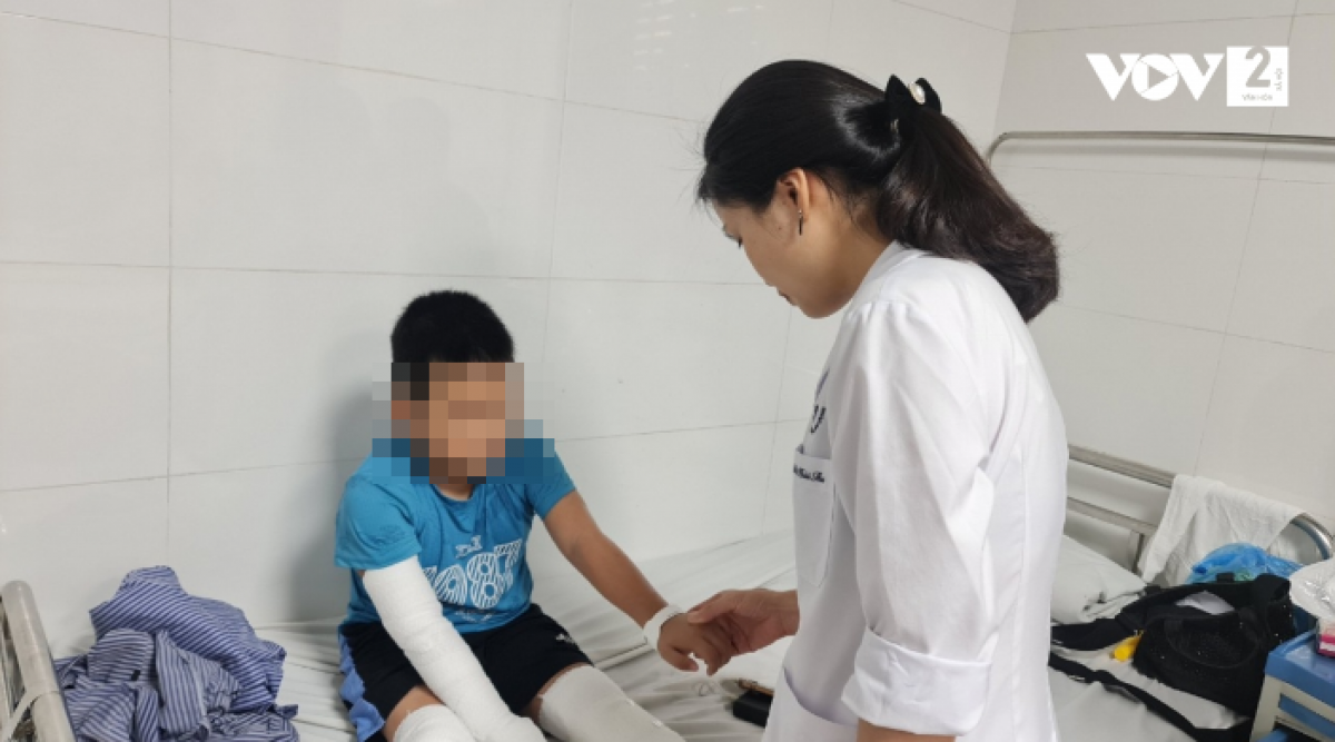Bé Hải Đăng bị nhiễm trùng da do bôi thuốc rôm sảy không đúng cách