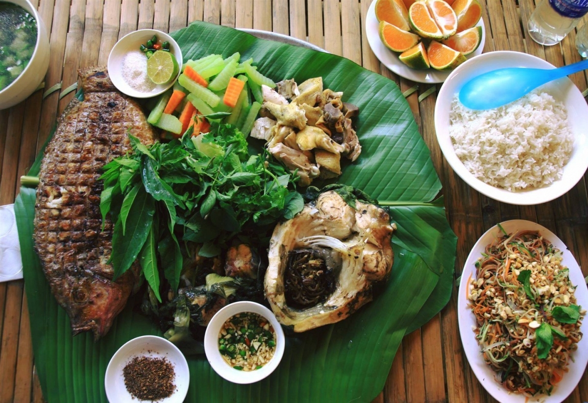 Ẩm thực xóm Ải hấp dẫn nhiều du khách