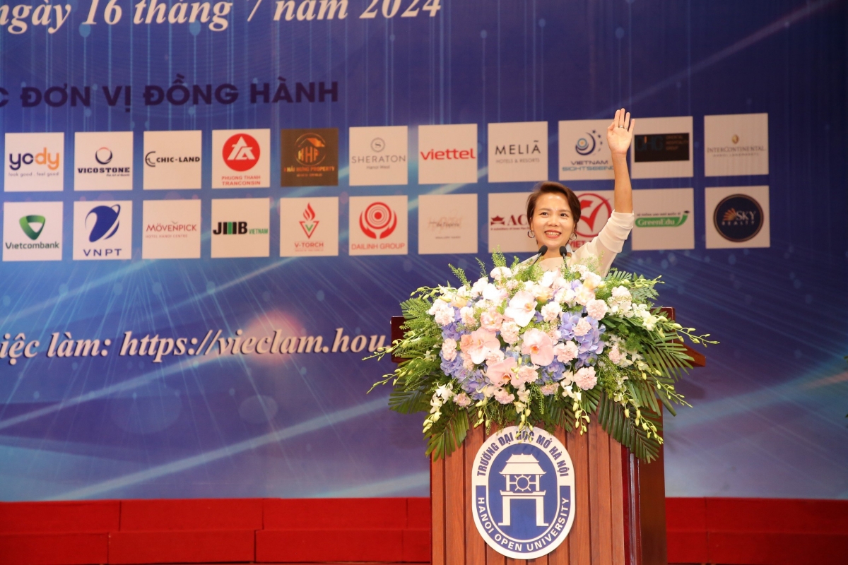 Bà Nguyễn Thị Kim Thanh, Phó Tổng Giám đốc công ty cổ phần thời trang YODY, cựu sinh viên ngành thời trang khiến cả hội trường với cả ngàn sinh viên “bùng cháy” với những câu hỏi về hành trình từ khởi nghiệp từ trường đại học