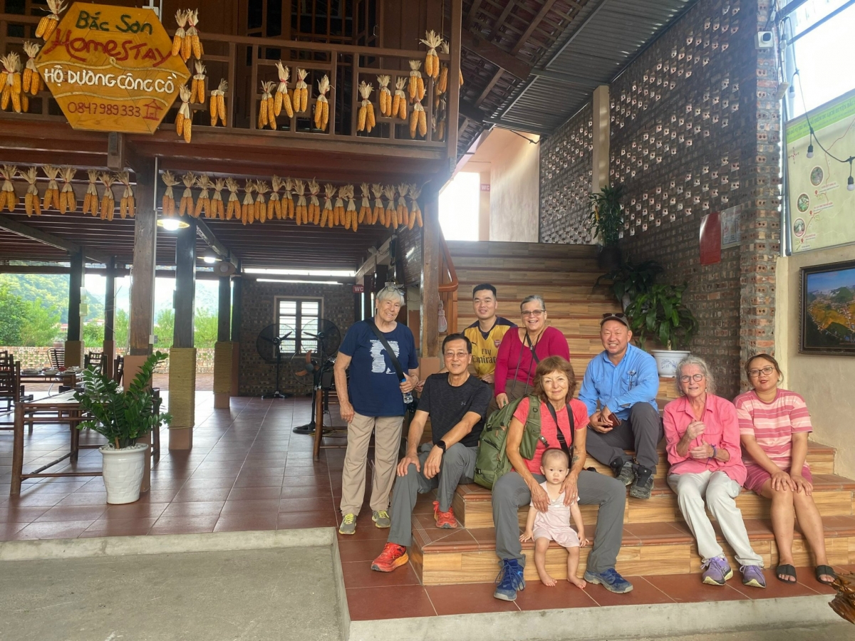 Anh Dương Công Cồ (áo vàng), chủ nhân của BacSonHomestay ở thôn Nà Riềng cũng mạnh dạn theo ông Chài