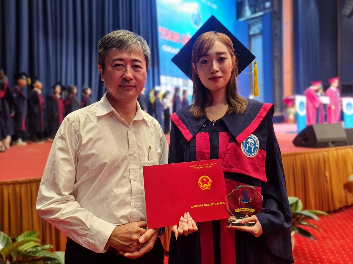 Anh Phan Tuấn Hiệp trong niềm vui nhận bằng tốt nghiệp của con gái ở Trường Đại học Mở Hà Nội, nơi anh bước chân vào học đại học khi ở độ tuổi trung niên.