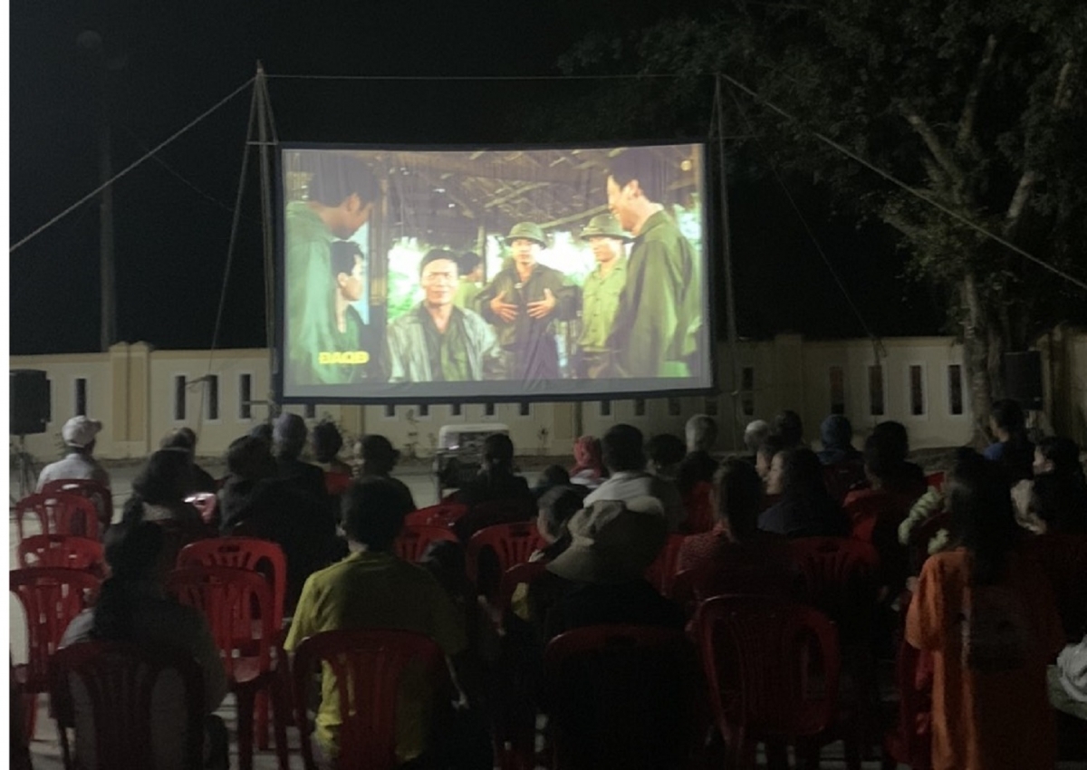 Những buổi chiếu phim lưu động thu hút sự quan tâm của đông đảo bà con. Ảnh: Vinh Thông
