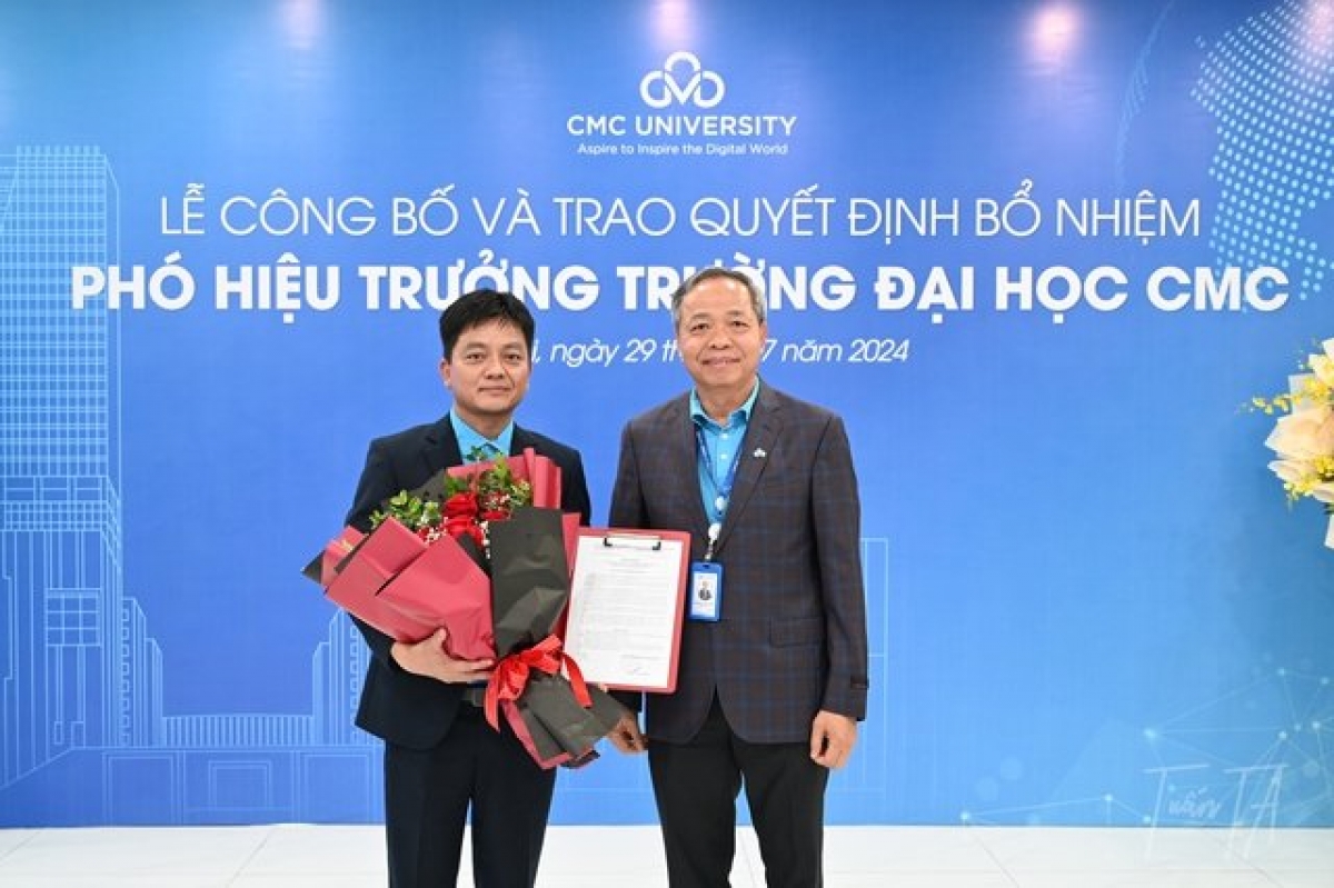 Ông Nguyễn Trung Chính, Chủ tịch Tập đoàn CMC trao quyết định bổ nhiệm cho tân Phó hiệu trưởng