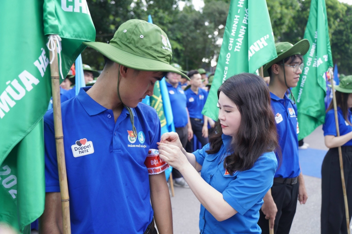 Bí thư Thành Đoàn Hà Nội Chu Hồng Minh gắn thẻ đội trưởng các đội tình nguyện