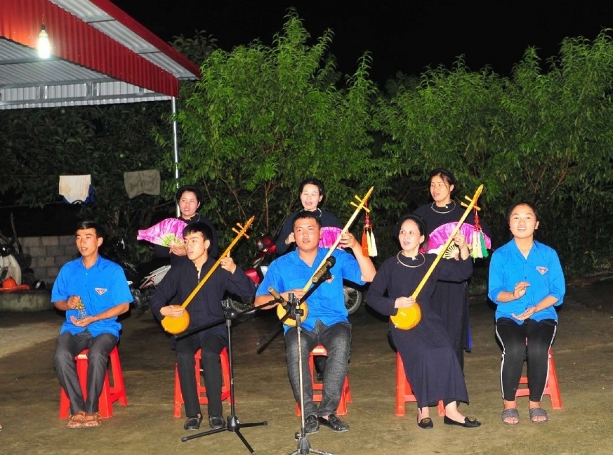 Đội văn nghệ Quỳnh Sơn (Ảnh: Dương Tuấn)