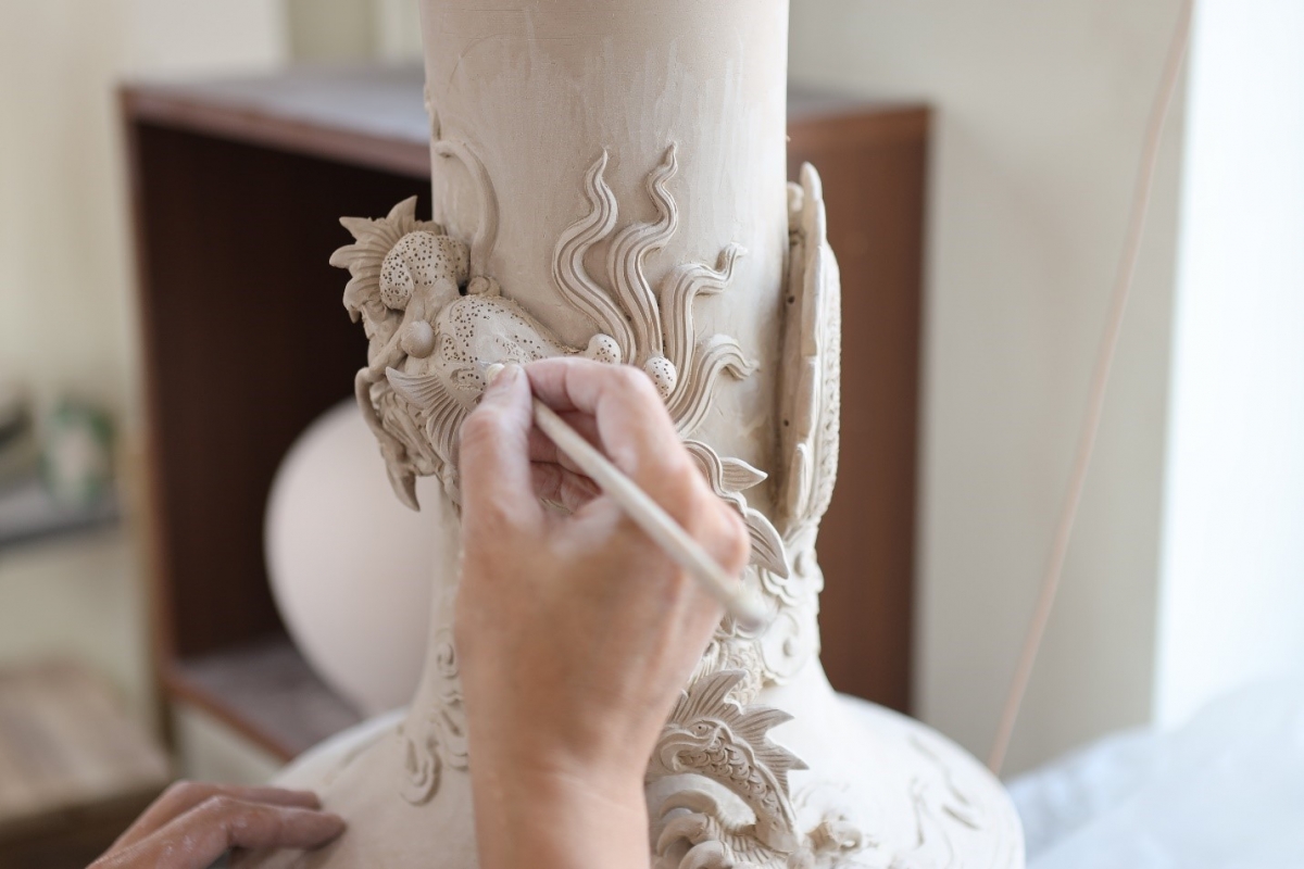 “Đôi bàn tay” vàng của người nghệ nhân khiến các tác phẩm gốm trở nên sống động.
Ảnh: Hồng Ngọc