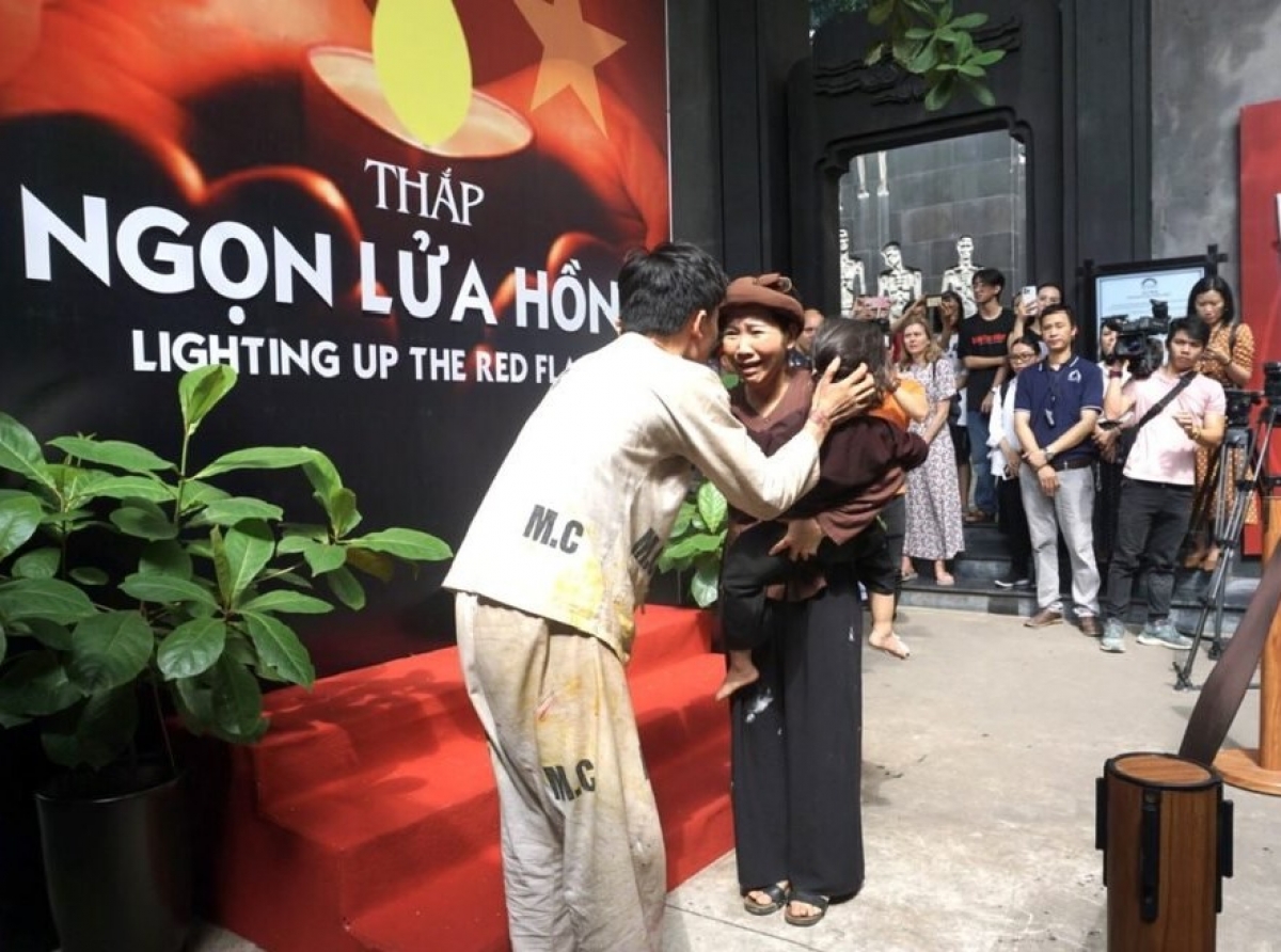 Hoạt cảnh tái hiện cuộc gặp gỡ cuối cùng trong Nhà tù Hỏa Lò của gia đình đồng chí Mai Ngọc Thuyết và đồng chí Nguyễn Văn Mẫn năm 1933
