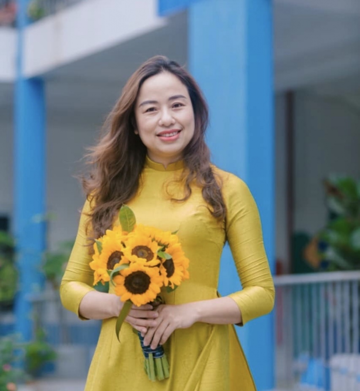 Trang phục đẹp, nụ cười rạng rỡ giúp các hướng dẫn viên điểm đến như chị Chu Hòa "ghi điểm" với khách tham quan Bảo tàng Văn học Việt Nam.
