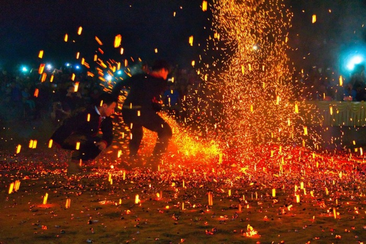 Điều kỳ lạ là dù đi trên than hồng bằng chân trần nhưng các thanh niên người Dao không hề bị bỏng vì họ được thần linh che chở