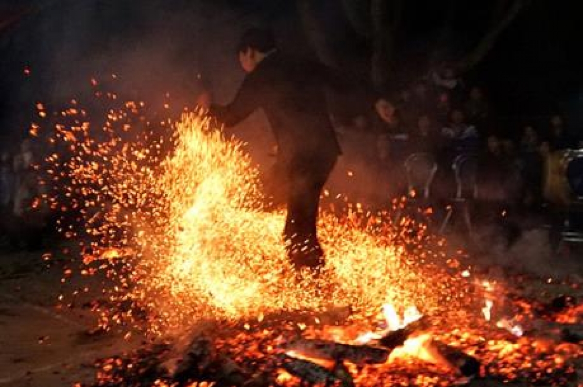 Lễ nhảy lửa là nét văn hóa độc đáo chứa đựng những điều kỳ bí. Ảnh: Báo Điện Biên