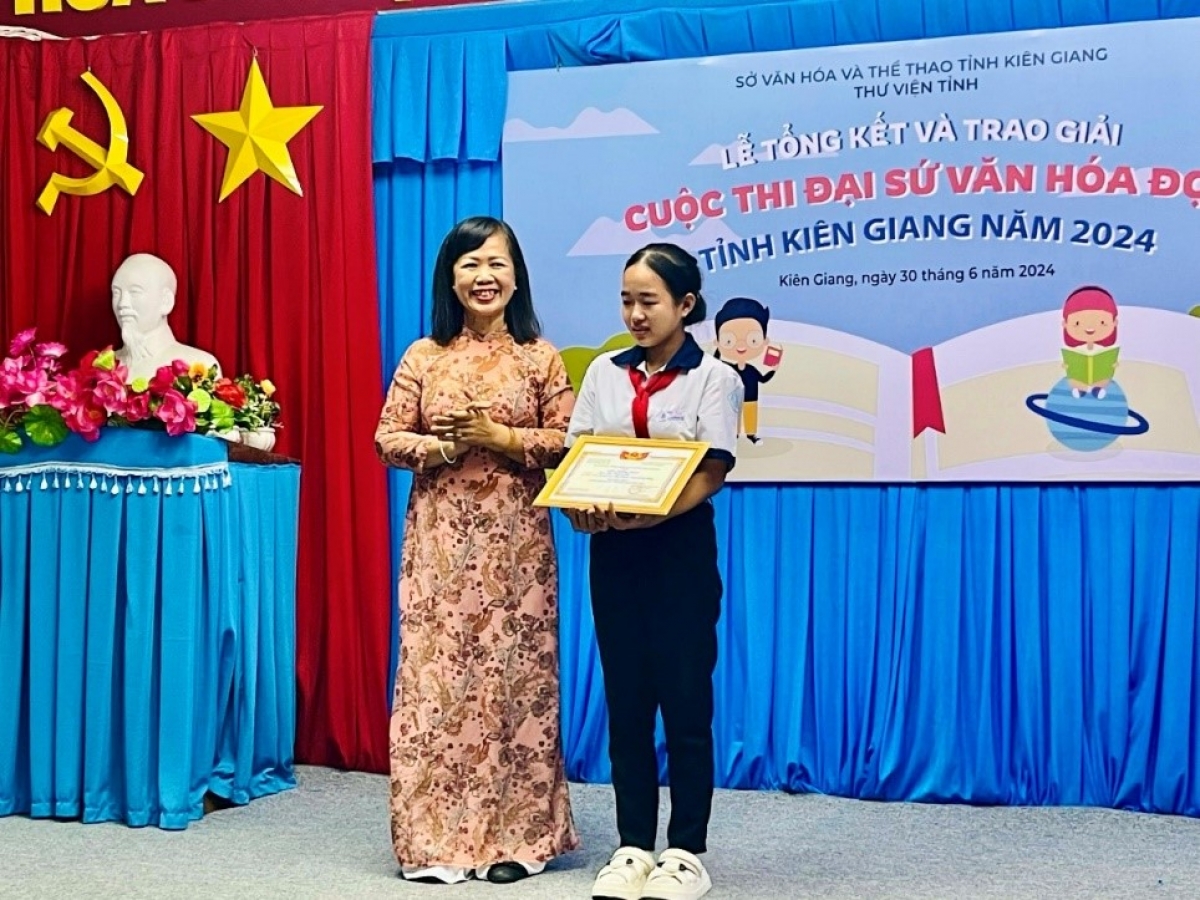 Bà Lê Thị Thanh Thủy (trái), Giám đốc Thư viện tỉnh Kiên Giang trao giải cuộc thi "Đại sứ văn hóa đọc" năm 2024 của tỉnh Kiên Giang.