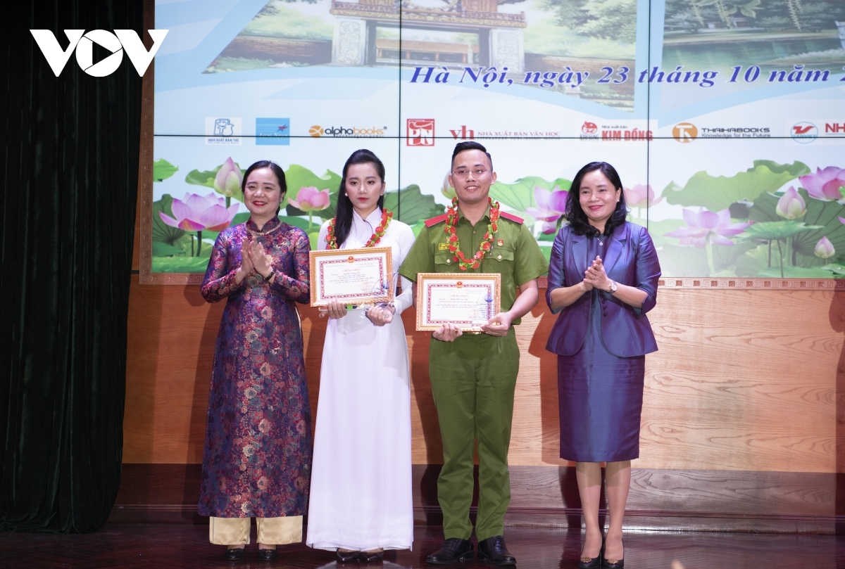 Nguyễn Hoàng Yến (áo dài trắng) Đại sứ văn hóa đọc năm 2020.