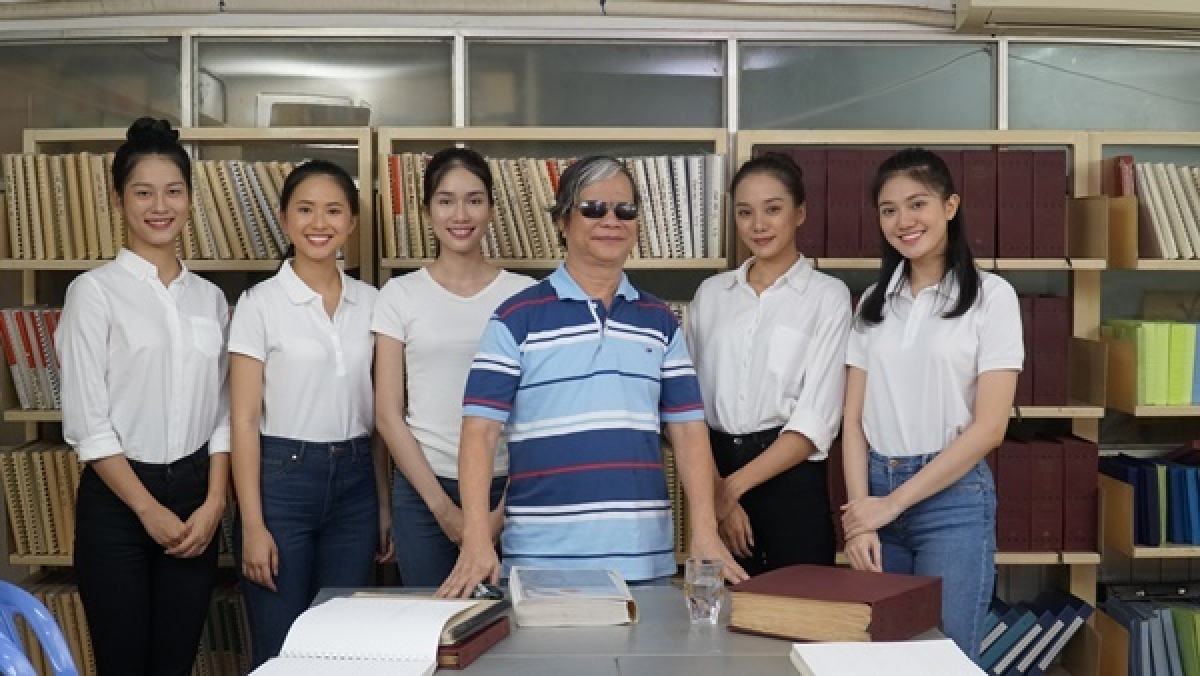 Ông Nguyễn Quốc Phong (đeo kính) người sáng lập Mái ấm Thiên Ân.