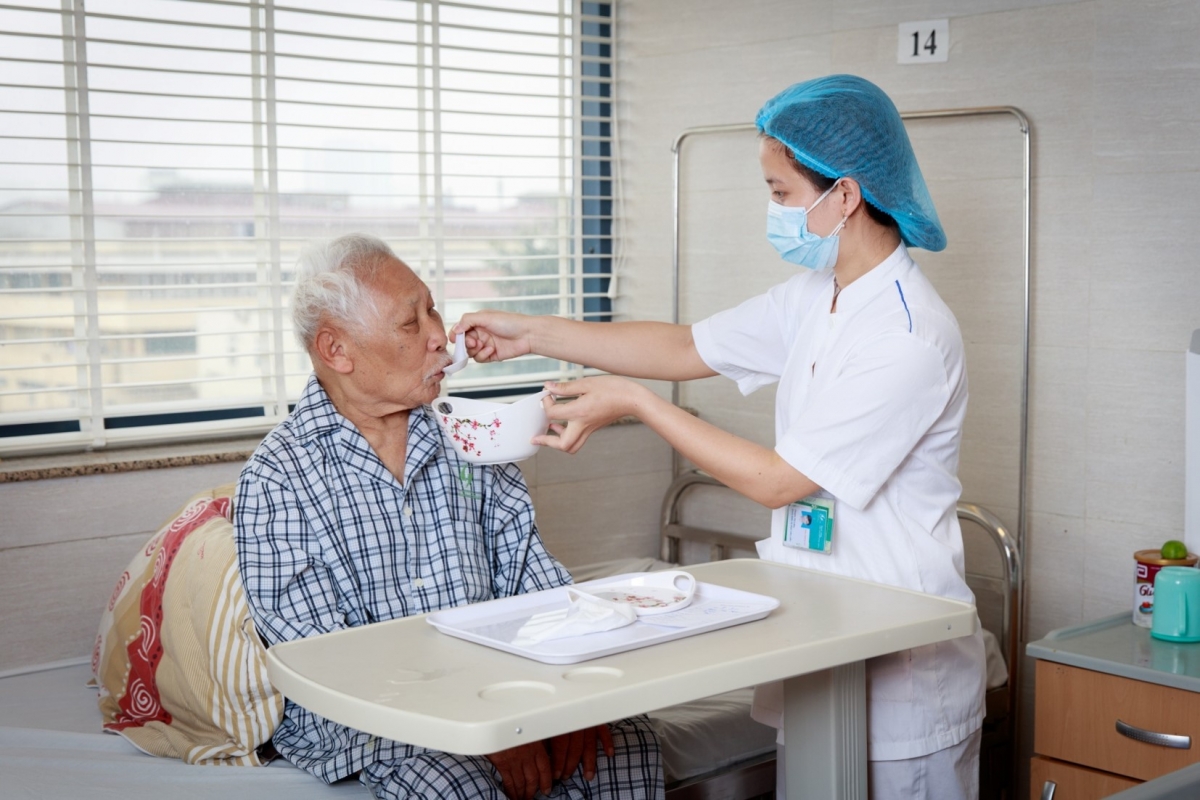 Chăm sóc bệnh nhân cao tuổi tại BV lão khoa TW. Ảnh minh họa