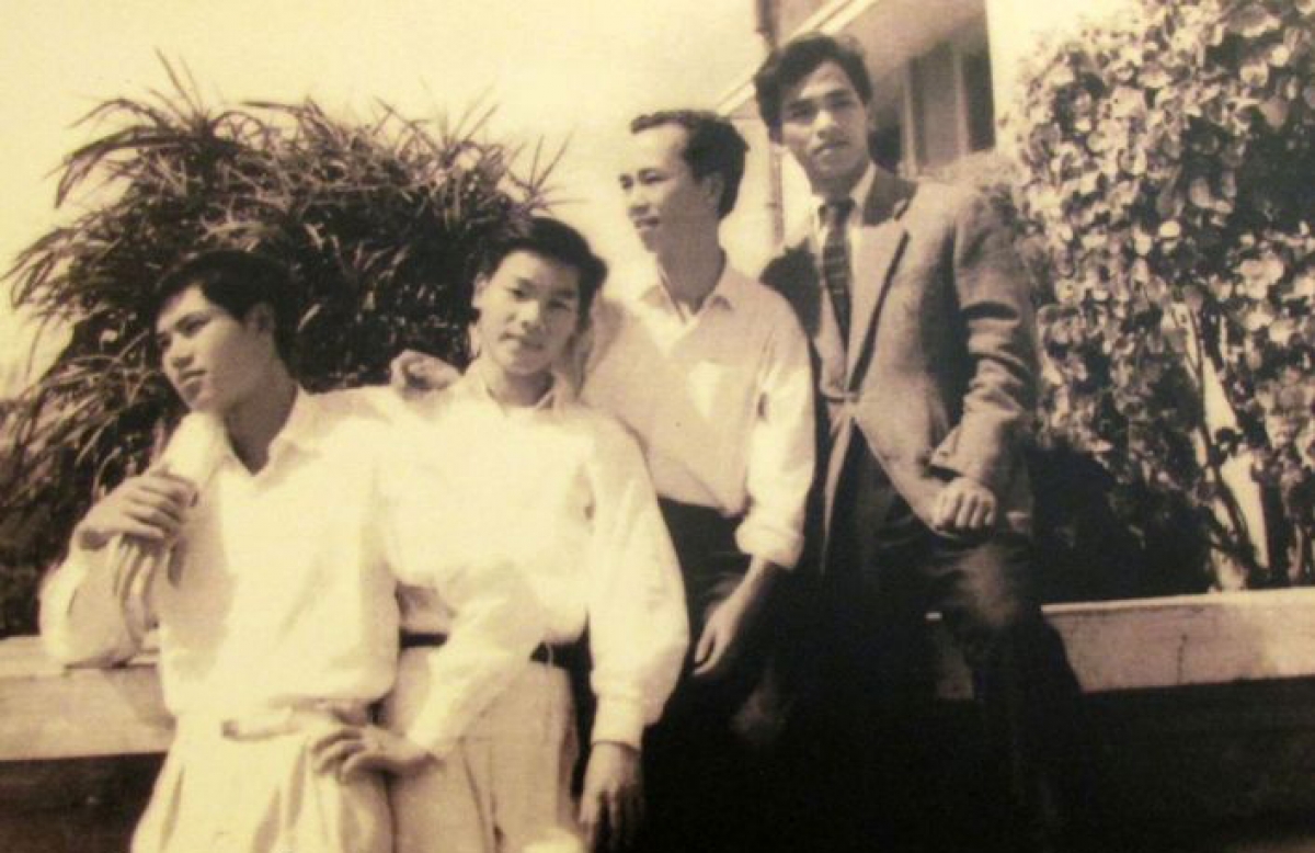 TBT Nguyễn Phú Trọng ( Người đứng thứ 2 từ trái sang ), cựu sinh viên khoa Ngữ văn Khóa 8, Trường ĐH Tổng Hợp Hà Nội (ảnh chụp tháng 2 năm 1965 tại Ký túc xá Mễ Trì , Trường ĐH Tổng hợp Hà Nội ) 