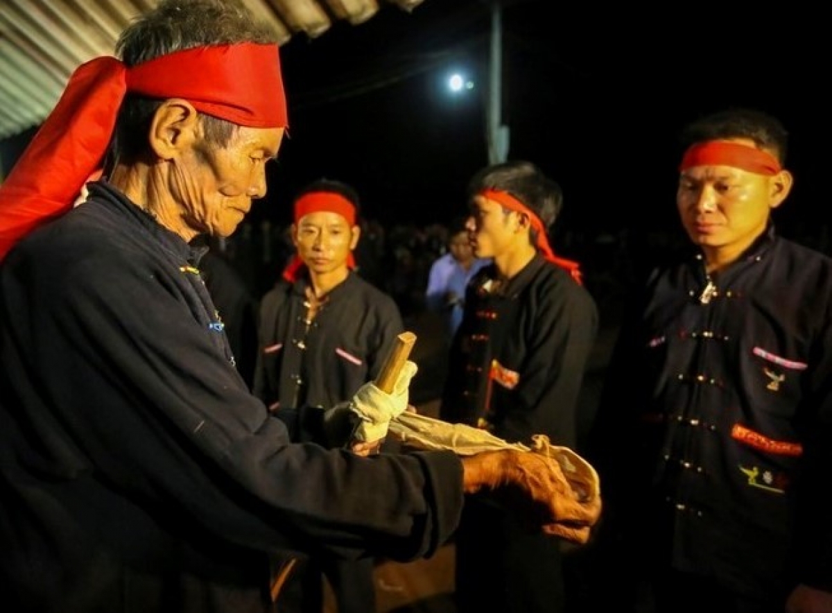 Lễ nhảy lửa rất quan trọng với người Dao nên các thầy cúng và đồng bào chuẩn bị rất kỹ lưỡng