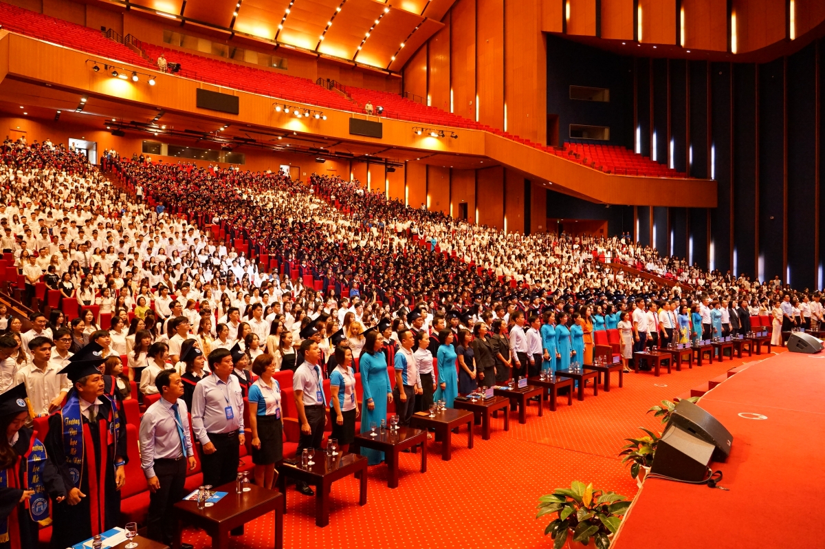 Toàn cảnh Lễ trao bằng tốt nghiệp đợt 2 năm 2024 của trường đại học Mở Hà Nội.