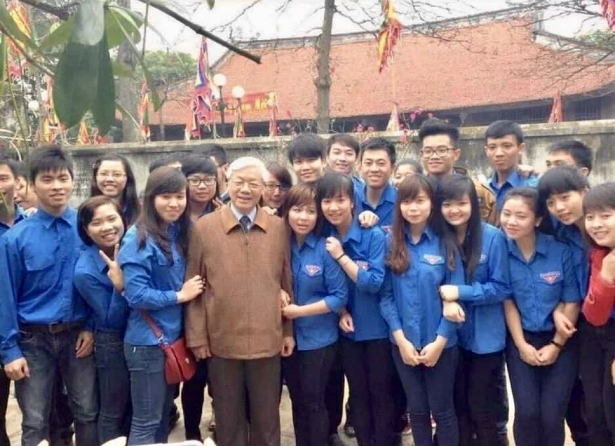 Tổng Bí thư Nguyễn Phú Trọng chụp ảnh lưu niệm cùng đoàn viên thanh niên thôn Lại Đà trong một dịp về thăm quê