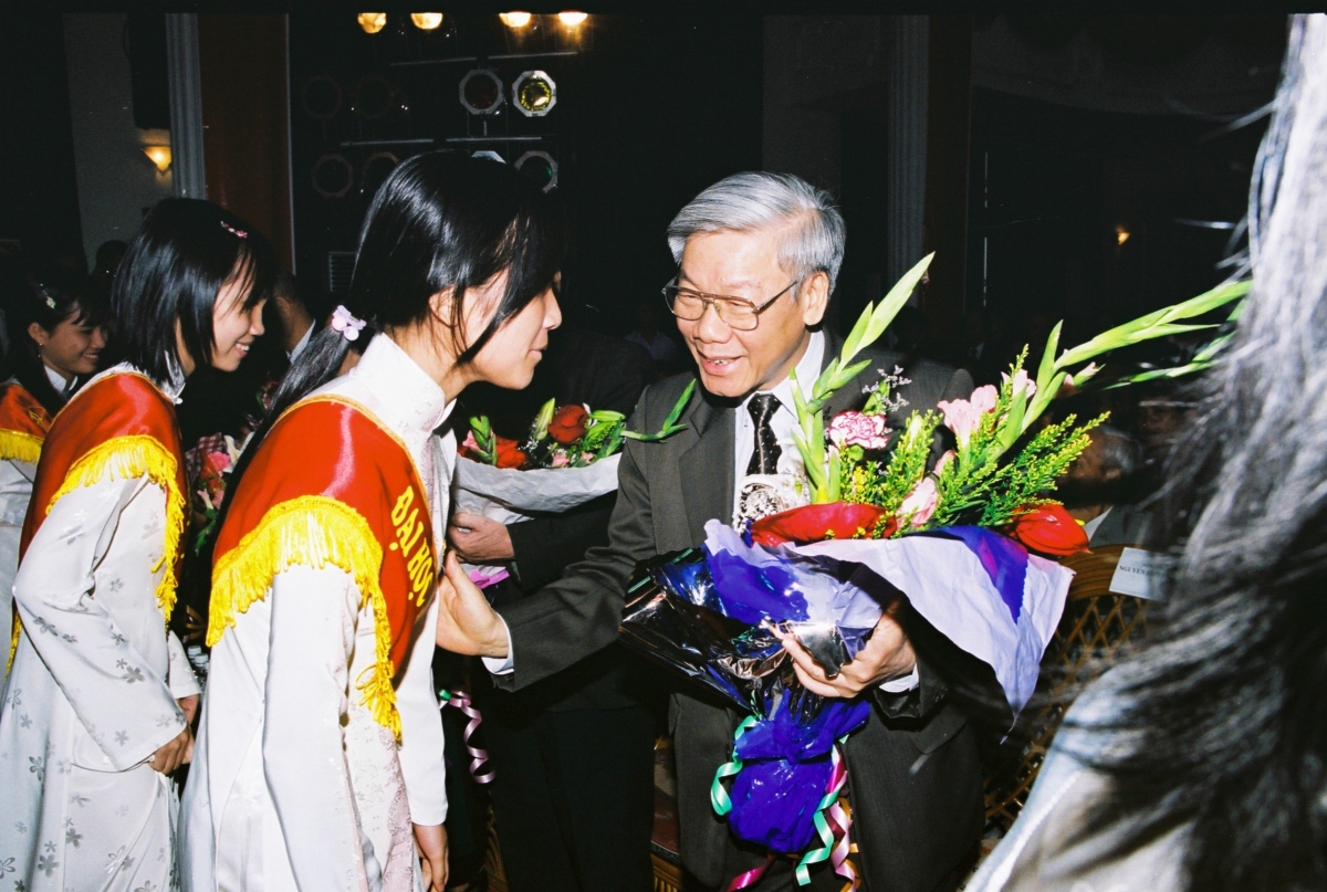 Bí thư Thành ủy Hà NộiNguyễn Phú Trọng lần đầu tiên về thăm Đại học Quốc gia Hà Nội trong Lễ kỷ niệm 100 năm ngày thành lập Đại học Đông Dương tiền thân của ĐHQGHN (16/05/1906 - 16/05/2006) và đón nhận Huân chương Sao vàng. (Ảnh: Bùi Tuấn)