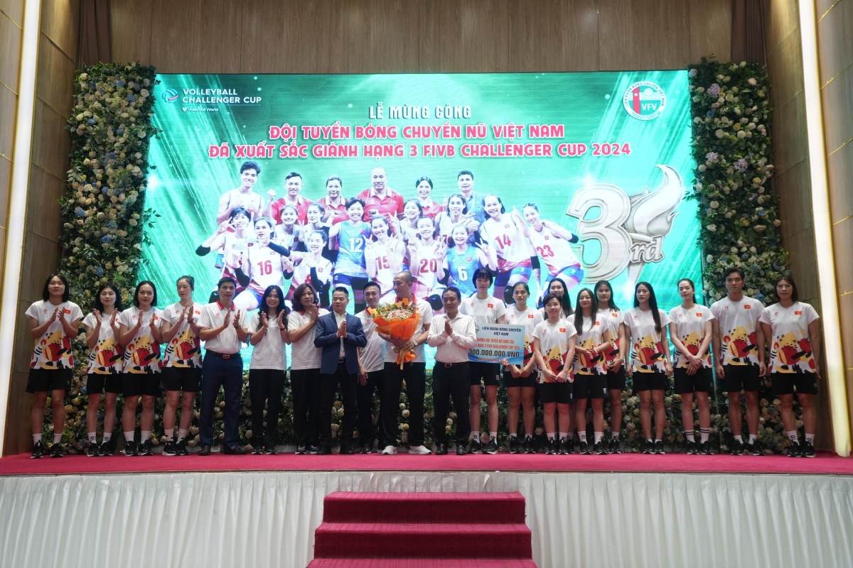 Các nữ tuyển thủ nhận thưởng từ Liên đoàn bóng chuyền Việt Nam