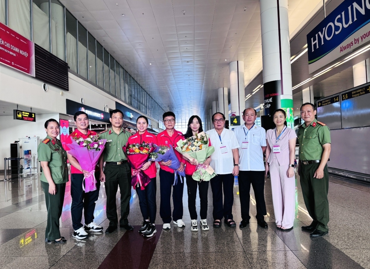 Lãnh đạo Liên đoàn bắn súng Việt Nam đón và tặng hoa các thành viên đội tuyển bắn súng Việt Nam tại sân bay Nội Bài