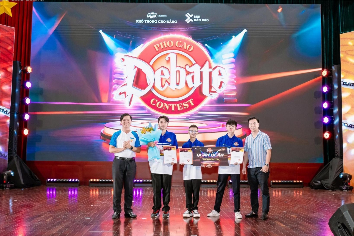 Ban tổ chức trao giải cho đội dành Quán quân “Phổ Cao Debate Contest 2024”