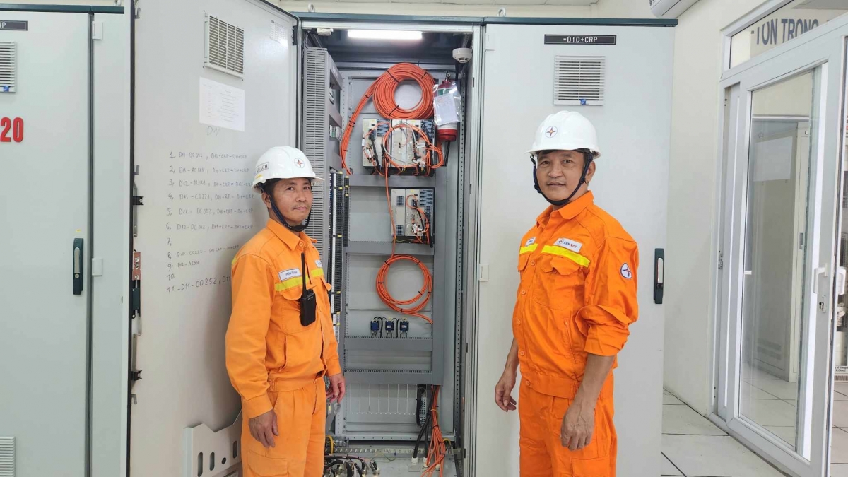 Anh Phạm Văn Hảo, Tổ trưởng Tổ Thao tác lưu động Thủy Nguyên cùng đồng nghiệp giới thiệu về tủ thiết bị được lắp đặt toàn bộ cáp quang