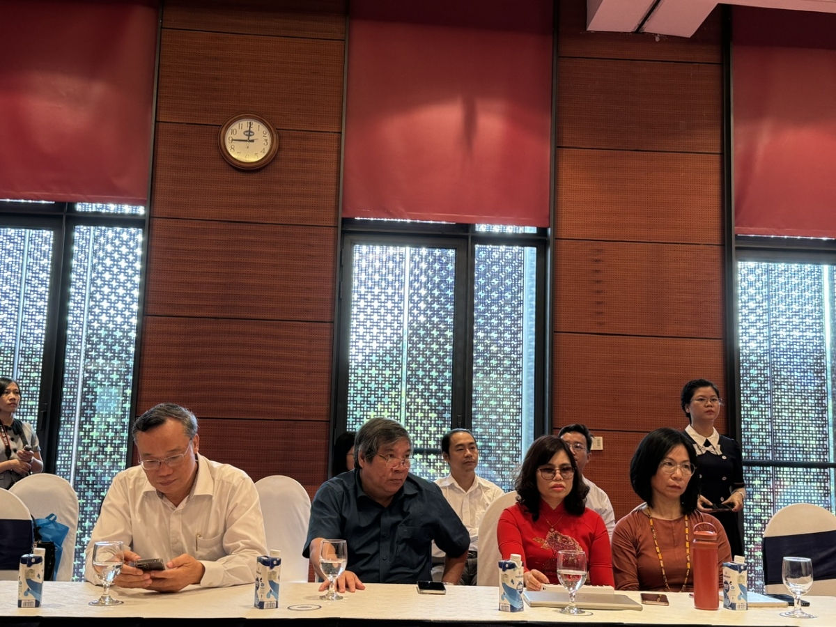 Các đại biểu tham dự Hội thảo Thư viện lưu động sách giáo khoa chữ nổi cho học sinh khuyết tật nhìn