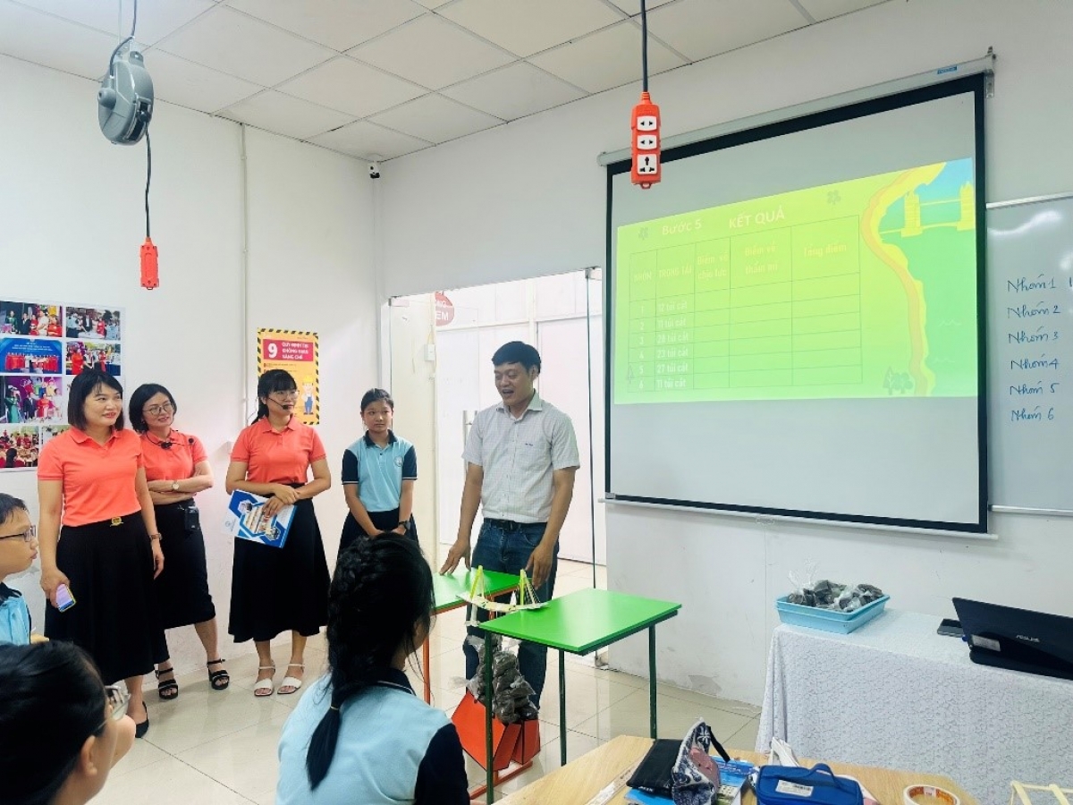 Tiến sĩ Hàn Huy Dũng – ĐH Bách Khoa trao đổi với các em học sinh trường THCS Thanh Xuân Trung về bài học STEM “Xây cầu chịu tải”