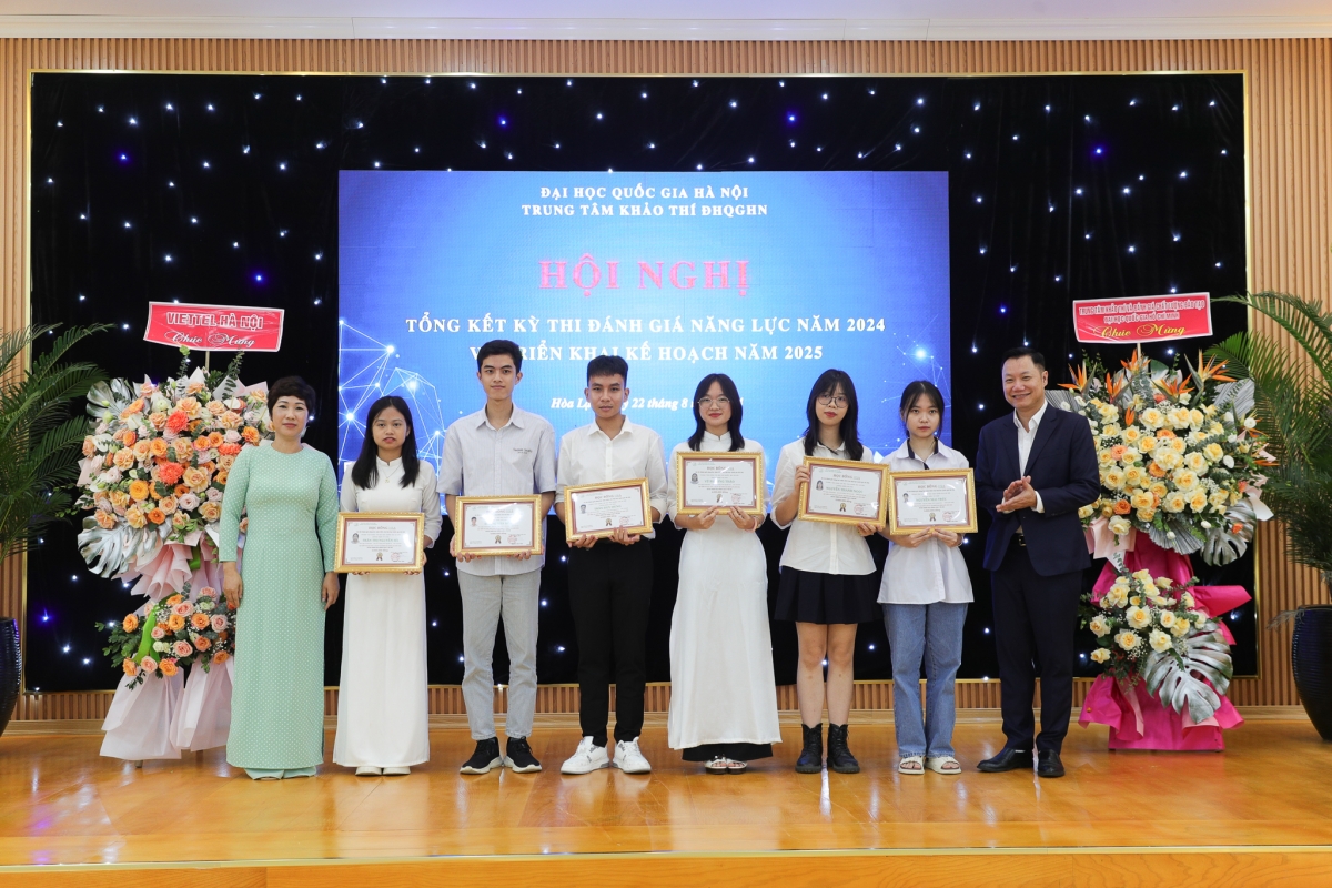 GSTS Nguyễn Tiến Thảo (ngoài cùng bên phải) khen thưởng các thủ khoa kỳ thi HSA 2024
